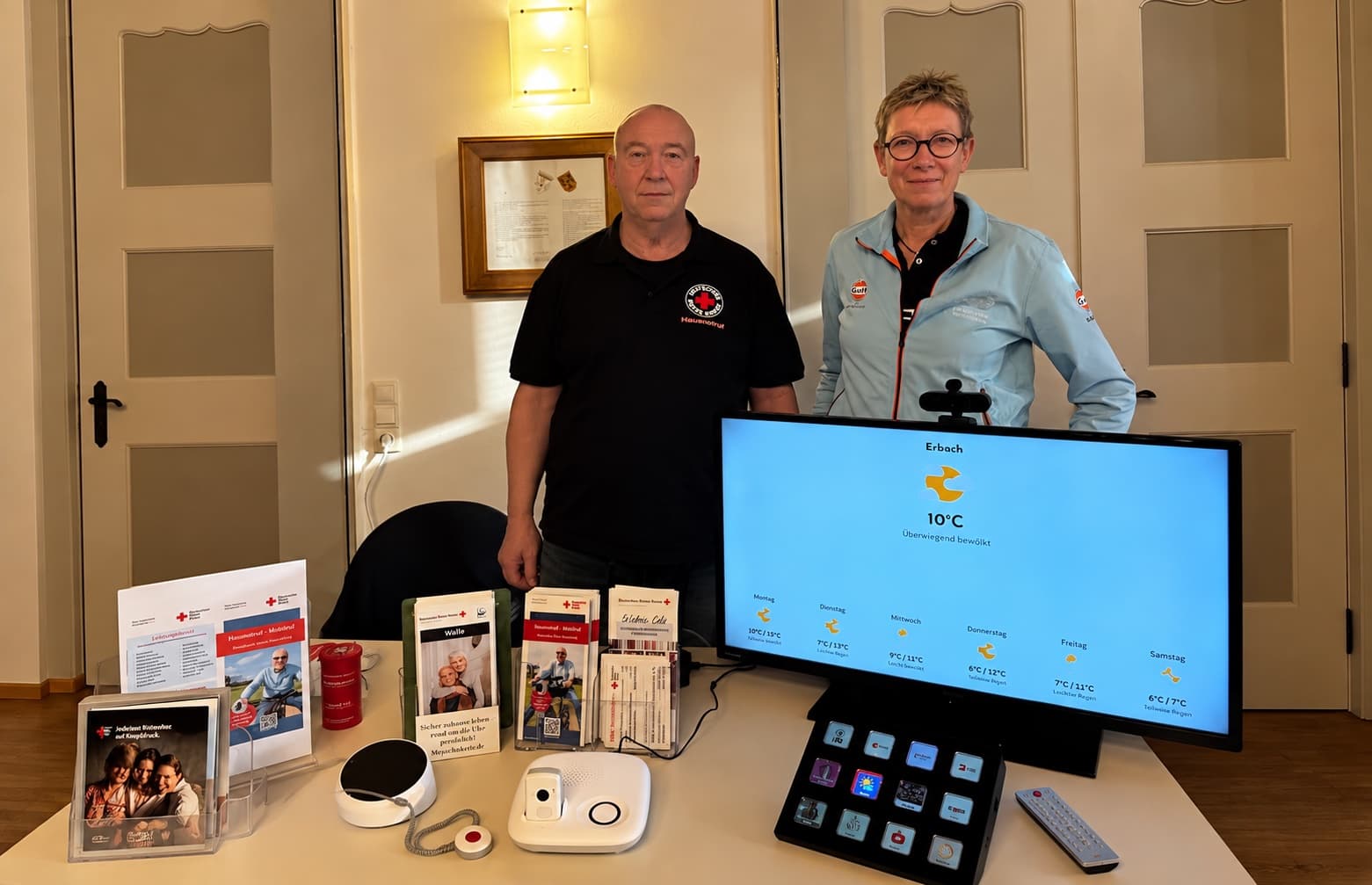Infostand des DRK mit Fernseher, TV Box und der Zenaris-Fernbedienung mit großen Bild-Tasten